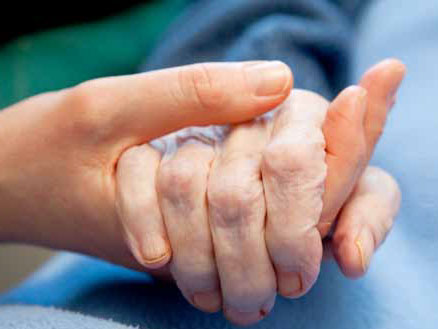 mano joven sosteniendo mano de anciano