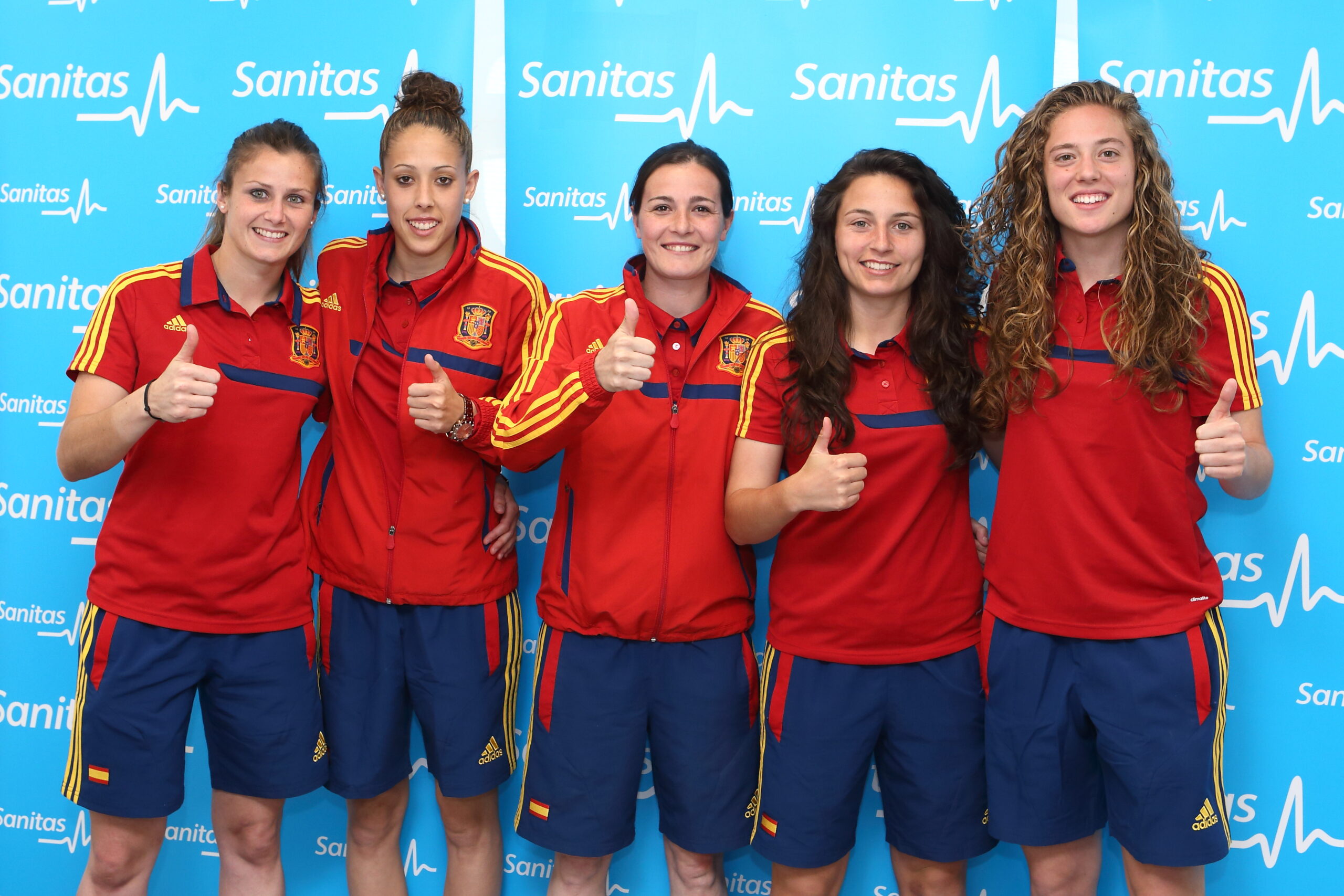 Un grupo de jugadoras de la Selección Española de Fútbol Femenino durante su visita al Hospital Sanitas La Moraleja
